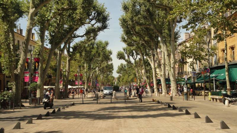 Securite et confort : impact de nos chauffeurs prives de lors d un evenement professionnel de longue duree a Aix en Provence