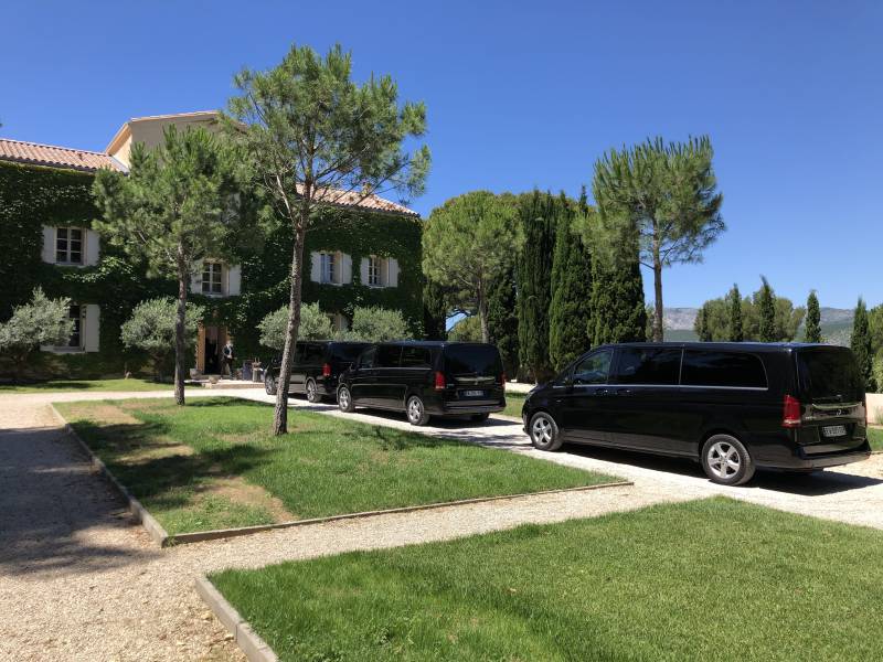 Transport touristique vers Le Castellet et Cassis au départ de Marseille | Excursion d’une journée avec chauffeur privé de luxe