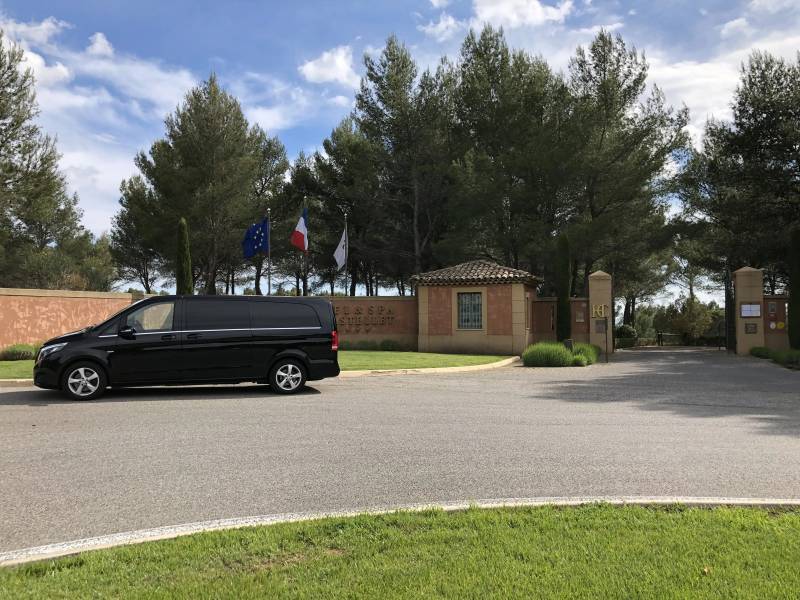 Comment nos chauffeurs privés haut de gamme simplifient vos déplacements professionnels à Aix-en-Provence