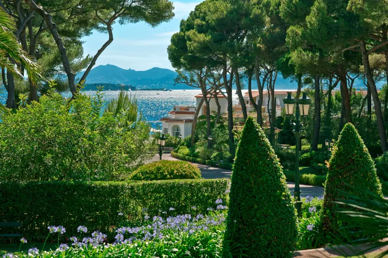 Transport touristique depuis l’Hôtel du Cap-Eden-Roc à Antibes en VTC privé | Circuit culturel et panoramique avec chauffeur haut de gamme
