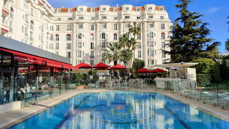 Transport touristique avec chauffeur privé depuis l’Hôtel Majestic Barrière à Cannes | Circuit VTC personnalisé pour découvrir les incontournables de la ville
