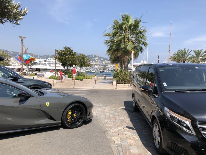 Direction le golfe de Saint-Tropez en voiture de luxe au départ de l'aéroport Marseille Provence