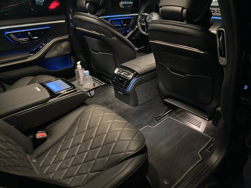 Voiture de luxe Mercedes avec équipements haut de gamme (wifi, chargeurs...)