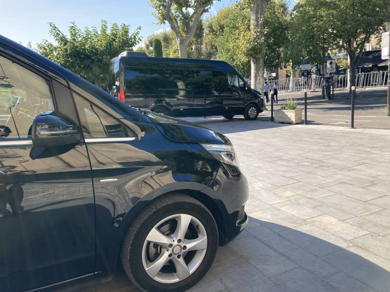 Transfert en voiture de luxe Mercedes de l'aéroport Marseille Provence vers Roussillon