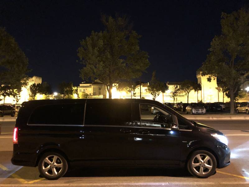 L’expertise des chauffeurs privés de French Limousine pour une excursion d’une journée pour découvrir Pont du Gard et Avignon