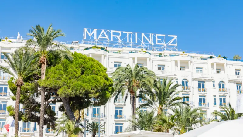 Transport touristique en VTC de luxe depuis l’Hôtel Martinez à Cannes | Circuit privé sur la Croisette et lieux emblématiques de la ville