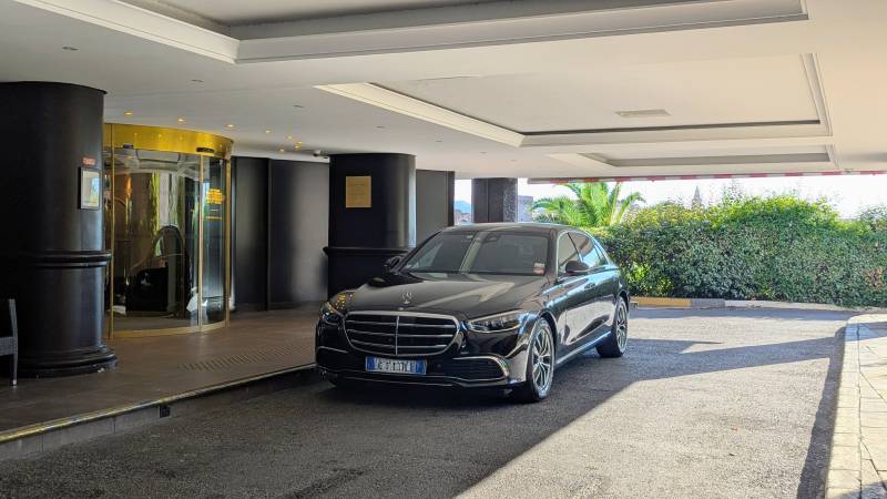 Location de berline de luxe avec chauffeur privé à Aix en Provence 