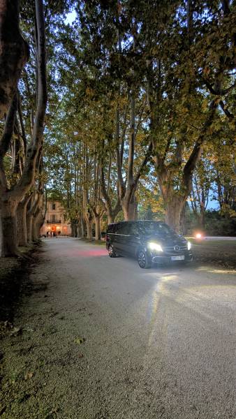 Chauffeur prive haut de gamme pour transfert Chateau des Alpilles