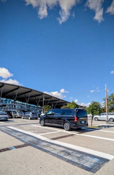 Private chauffeur service in Marseille providing seamless airport and city transfers across Provence. This image reflects our punctual, discreet, and professional approach, tailored to international travelers seeking a smooth and stress-free experience. E