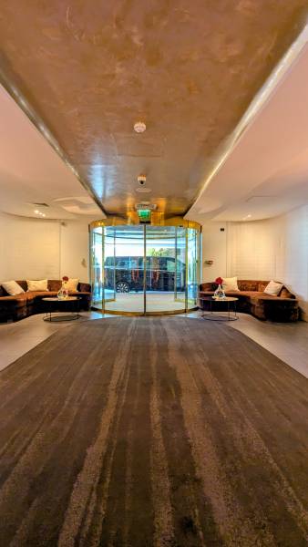 Van luxe pour transfert aéroport vers hôtel 5 étoiles à Marseille