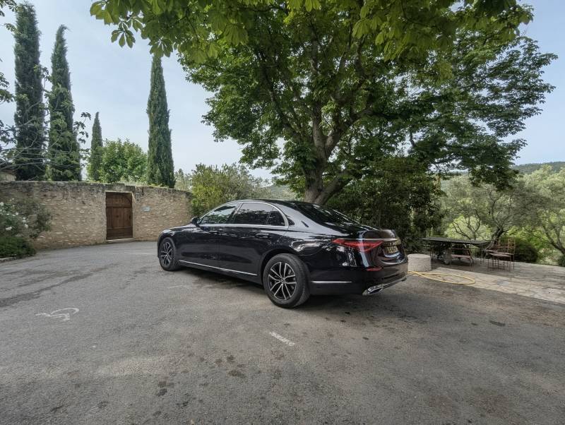 Bespoke private tour service from Marseille, designed for travelers exploring Provence in comfort. This photo illustrates a customized journey to iconic destinations such as Cassis, Aix-en-Provence, or the Luberon. Our English-speaking chauffeurs combine 