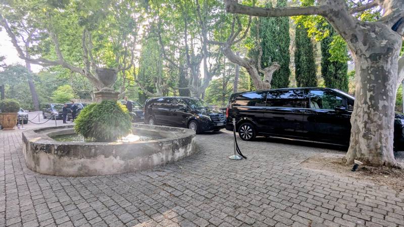Vans Luxe avec chauffeurs privés pour Road Show entreprise à Marseille et ses environs