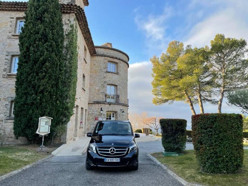 Bespoke private tour service from Marseille, designed for travelers exploring Provence in comfort. This photo illustrates a customized journey to iconic destinations such as Cassis, Aix-en-Provence, or the Luberon. Our English-speaking chauffeurs combine 