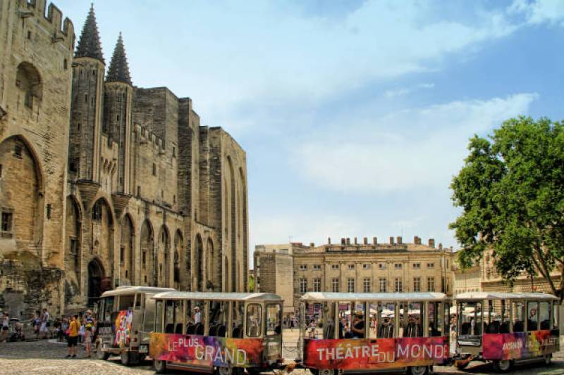 Transport privé en véhicule Mercedes avec chauffeur à destination du Festival d'Avignon