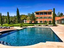 Se rendre à l'hôtel du Castellet en berline ou minivan de luxe