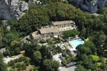 Nos chauffeurs vous y conduisent en toute discrétion - Hôtel Baumanière des Baux de Provence